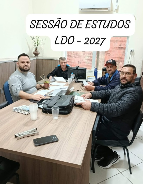 Assessor jurídico e alguns vereadores analisando a Lei de Diretrizes Orçamentárias (LDO-2027)